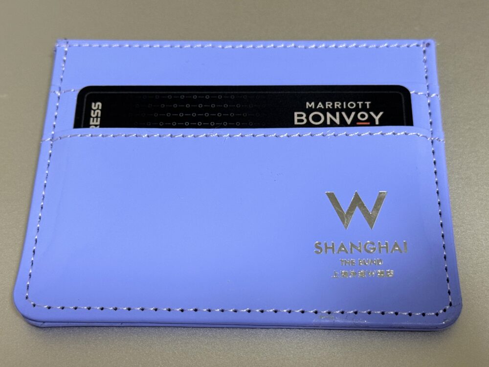上級会員特典としていただいたW上海(W Shanghai The Bund)のシルバーロゴが入ったラベンダー色のオリジナルカードケース。