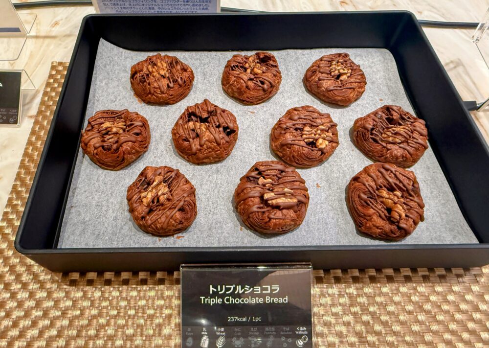 ANAスイートラウンジオリジナルのトリプルショコラブレッド。チョコレートがけのデニッシュ生地にくるみをトッピングした、見た目も贅沢なパン。