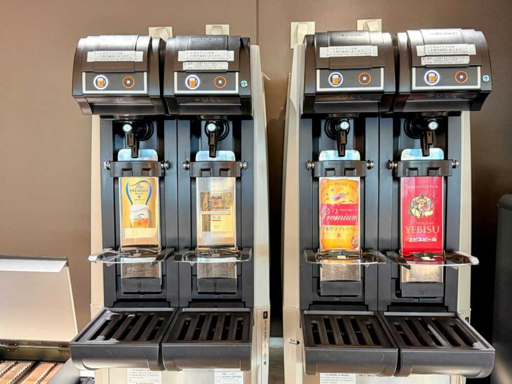 ANAラウンジのサラダバーに並ぶひじき・ポテトサラダ・コーン・ミニトマト・レタスのビュッフェ