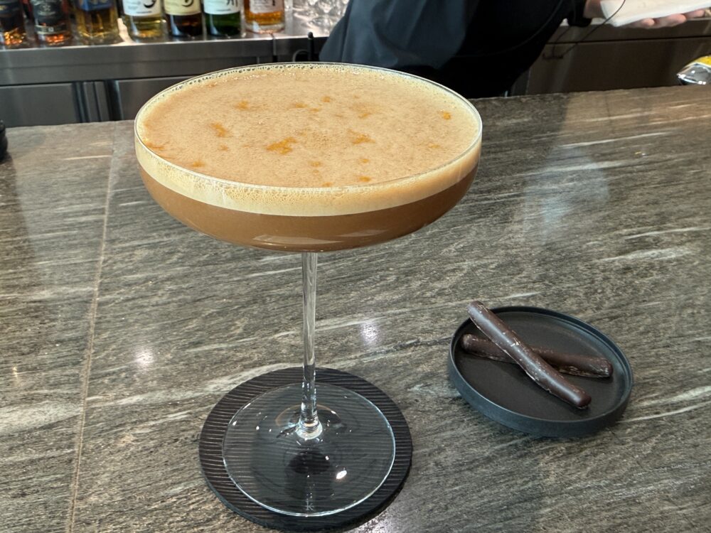 エスプレッソとダークラム、グランマルニエをベースにしたデザートカクテル。