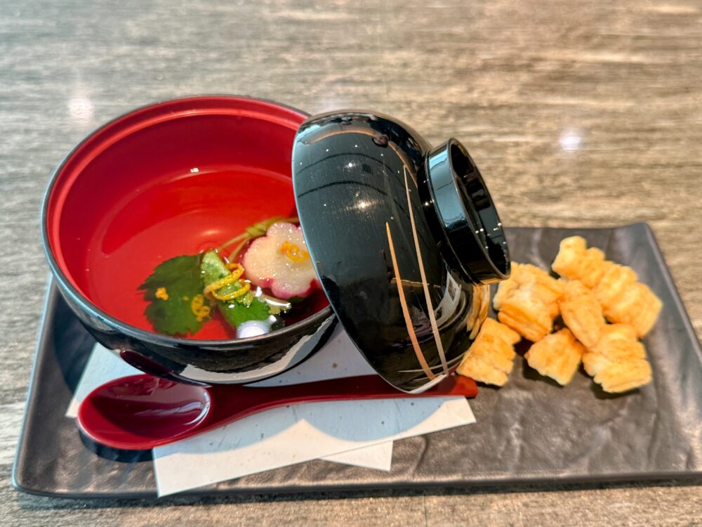 黒漆の椀に盛られた「お"酢"いもの」。いかとえびのおかきを添えた、和の風情漂う一品。