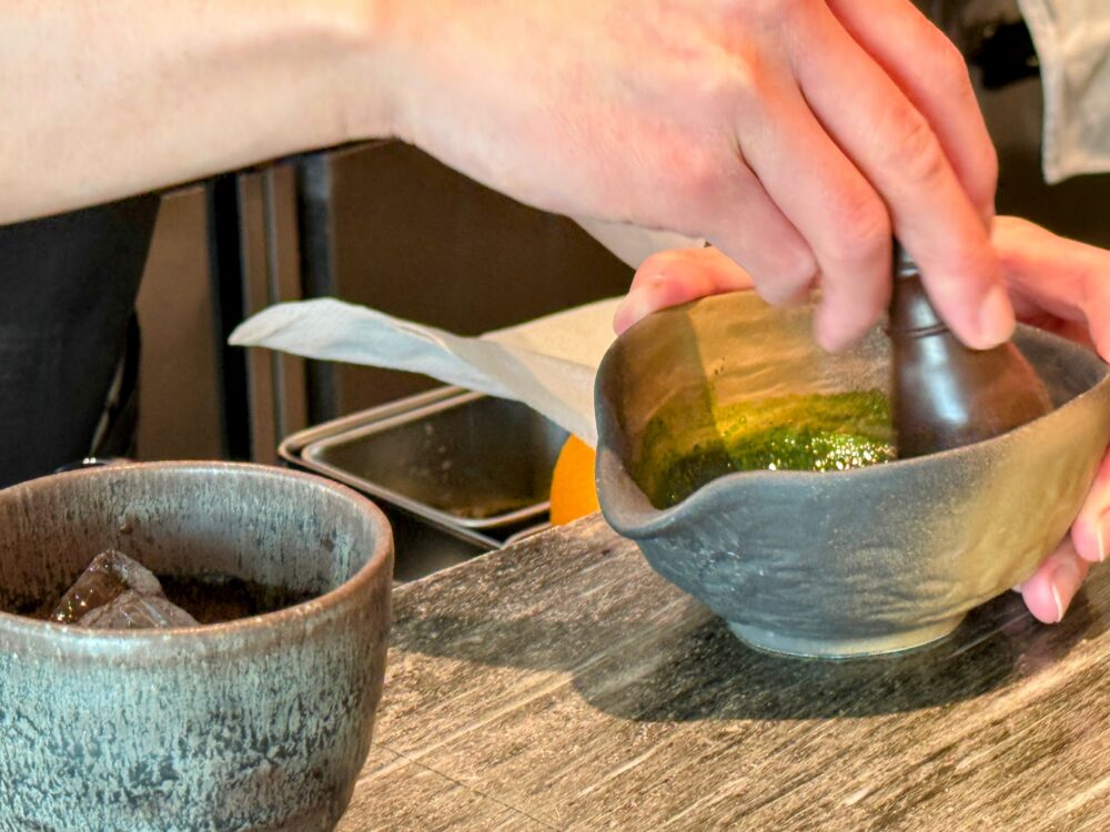 バーテンダーさんが抹茶をたてる様子。