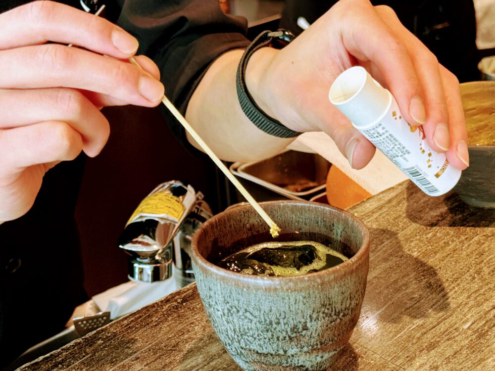 バーテンダーが金箔を乗せて仕上げる翠庵の制作シーン。