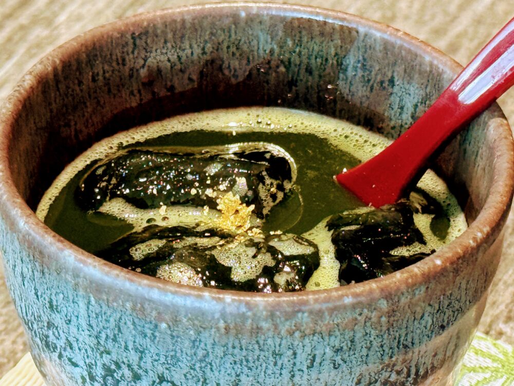 抹茶・黒蜜・黒酢で仕上げた翠庵の完成品。