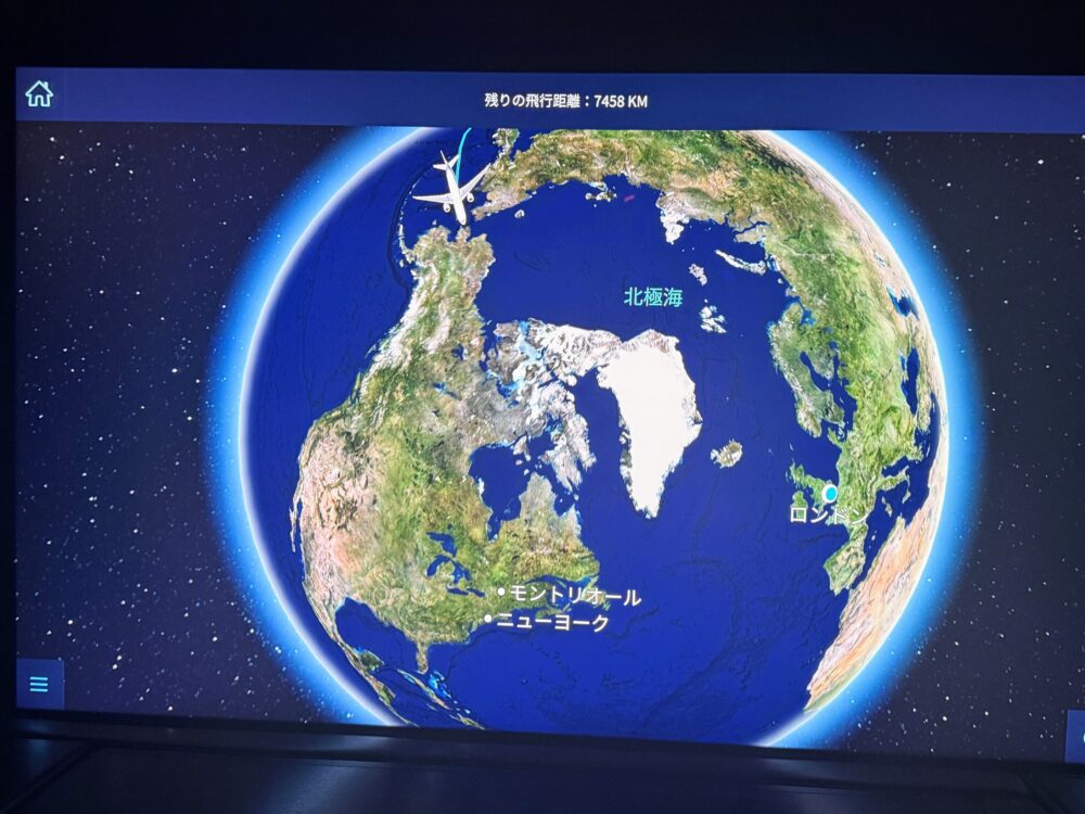 機内モニターに表示されたフライトマップ。東京・羽田を出発した
飛行機が北極海上空を飛行中で、残りの飛行距離は5815km。
ロンドンに向けて北極圏ルートを飛ぶ機体の軌跡が青いラインで示されている。