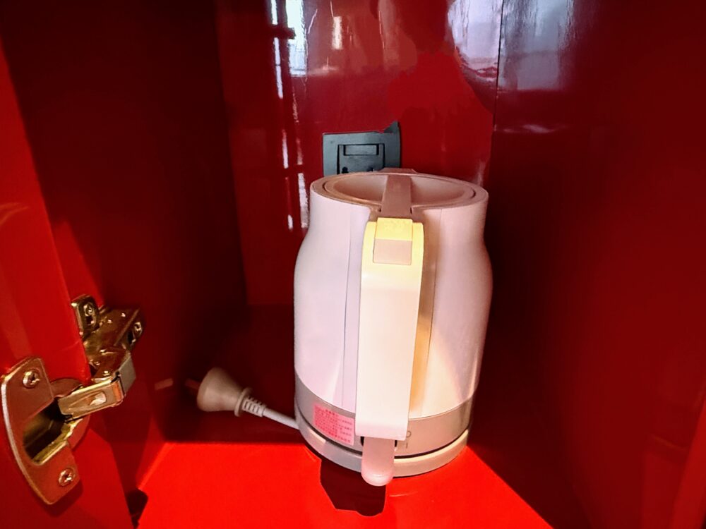 キャビネット内に用意された電気ケトル。