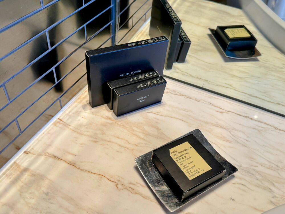 用意されていたバスソルトと天然素材のボディスポンジ、スキンレギメンの固形石鹸。