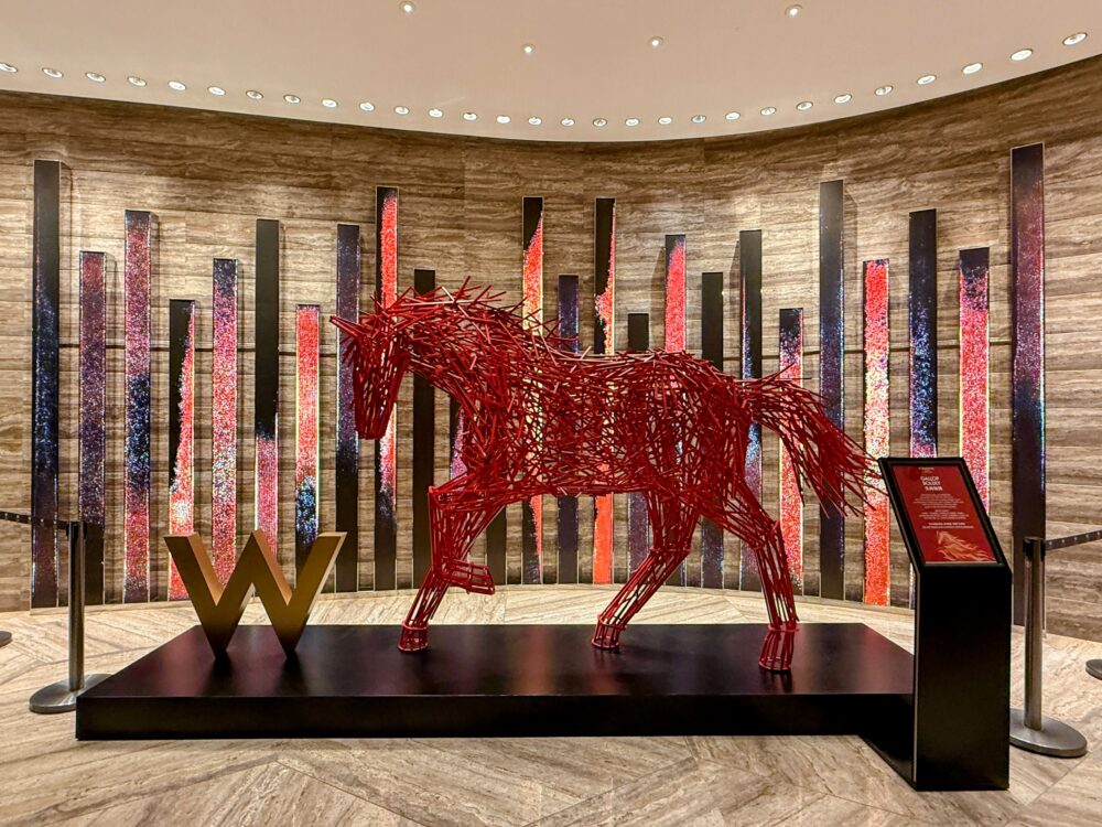 W上海の館内アート。赤いワイヤーで作られた馬のオブジェとゴールドの「W」ロゴマーク。