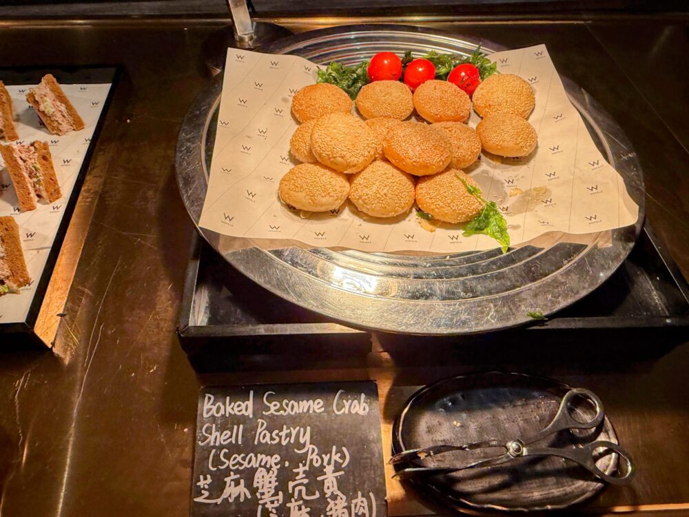 たっぷりゴマがトッピングされた中華風のパイ包み「ごま蟹殻黄(Baked Sesame Crab Shell Pastry)」。