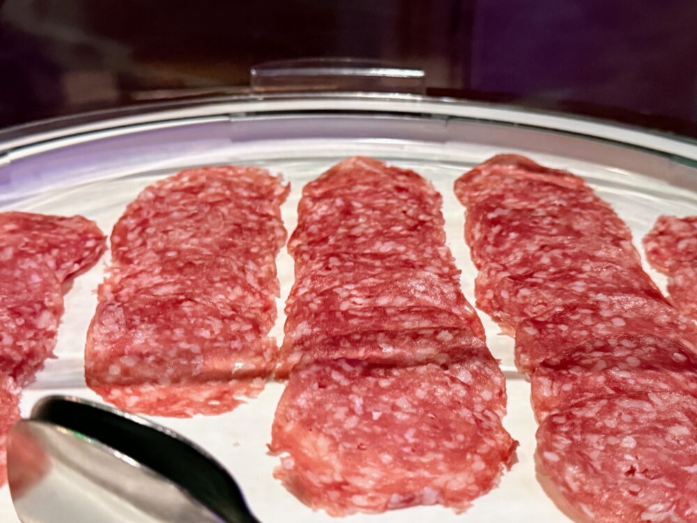 WOOBARのイブニングカクテルで提供される生ハムや種類豊富な軽食メニュー。