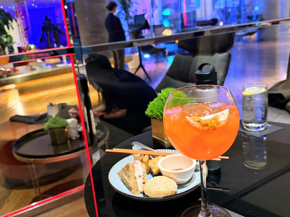 W上海のバー「WOOBAR」で楽しむ、色鮮やかなカクテルと軽食(イブニングカクテルの様子)。