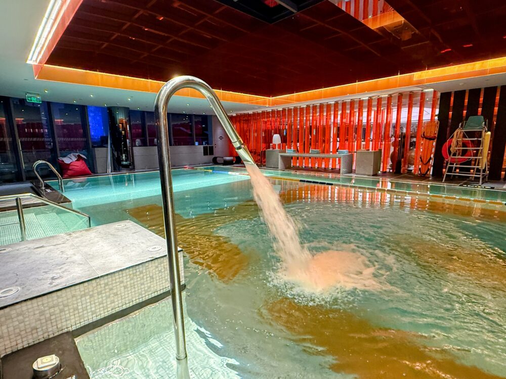 屋内プールにある、打たせ湯のように勢いよく水が出るリラクゼーション設備。