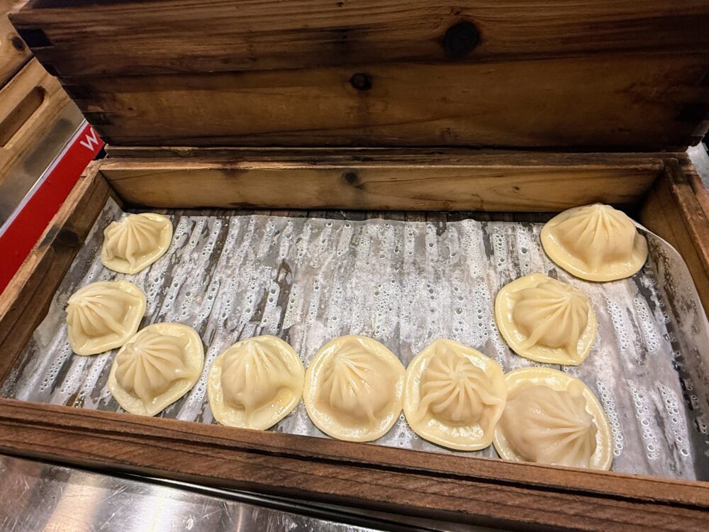 蒸籠に綺麗に並べられた、W上海朝食ビュッフェの大人気メニュー、蒸したての小籠包。
