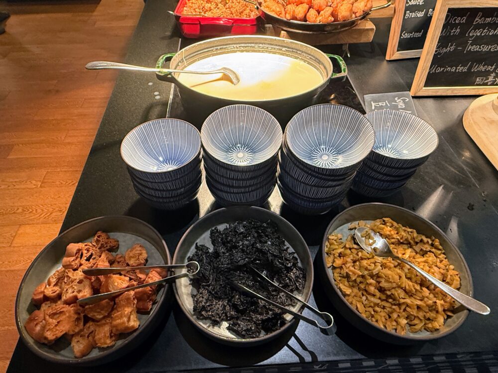 朝食レストランで提供されているおかゆとトッピング。