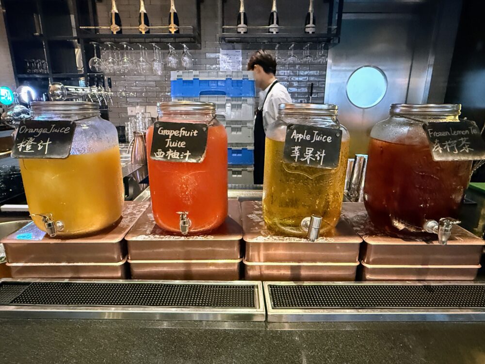 オレンジやグレープフルーツジュースが入った、W上海の朝食会場にあるお洒落なガラス製ドリンクサーバー。