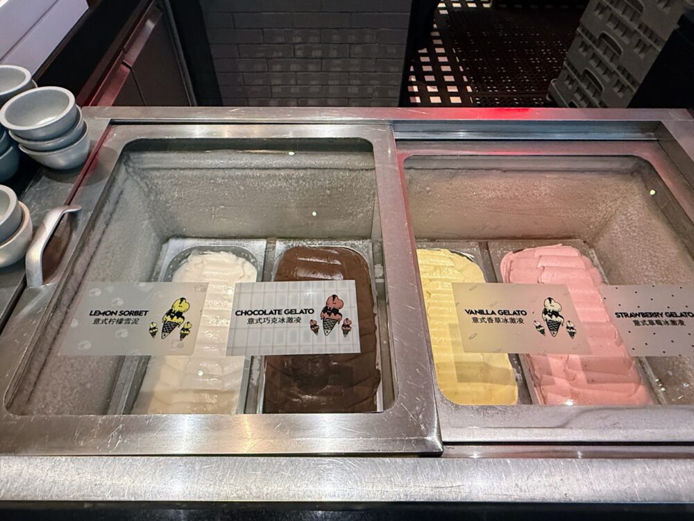 朝食ビュッフェで提供されている、レモンソルベやチョコレートなどのジェラート。
