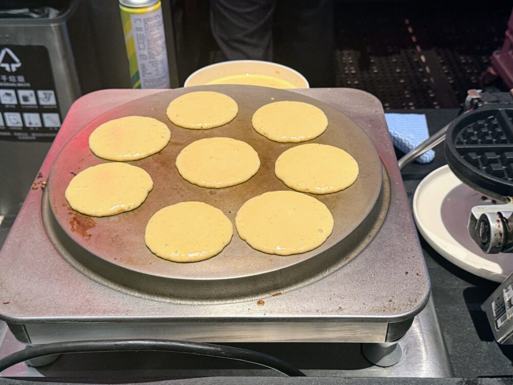 ライブキッチンの鉄板で一枚ずつ丁寧に焼かれている、ミニサイズの可愛いパンケーキ。