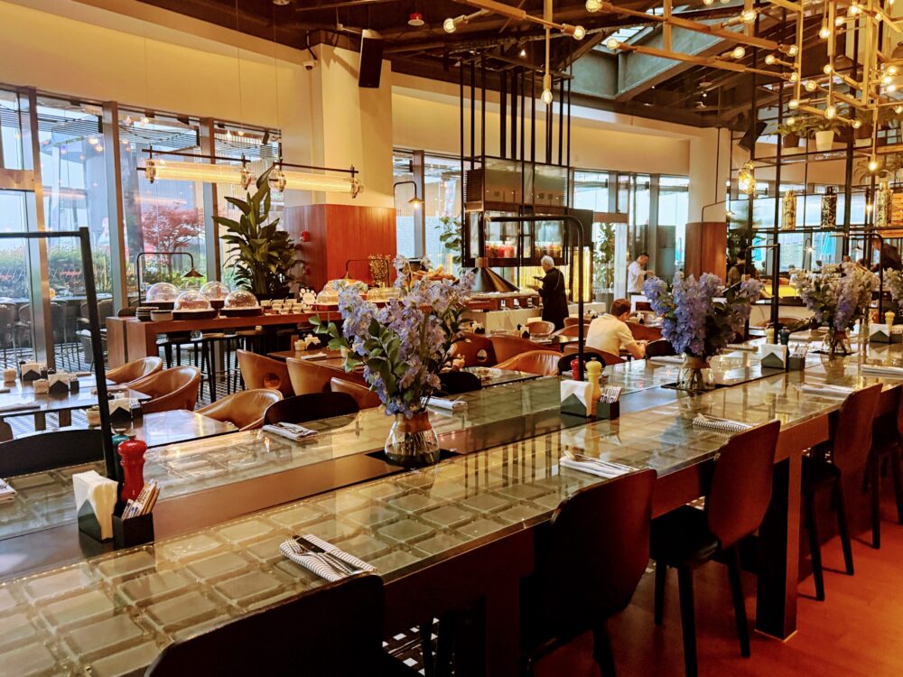 W上海の豪華朝食ビュッフェレストラン。煌びやかに飾られた店内。