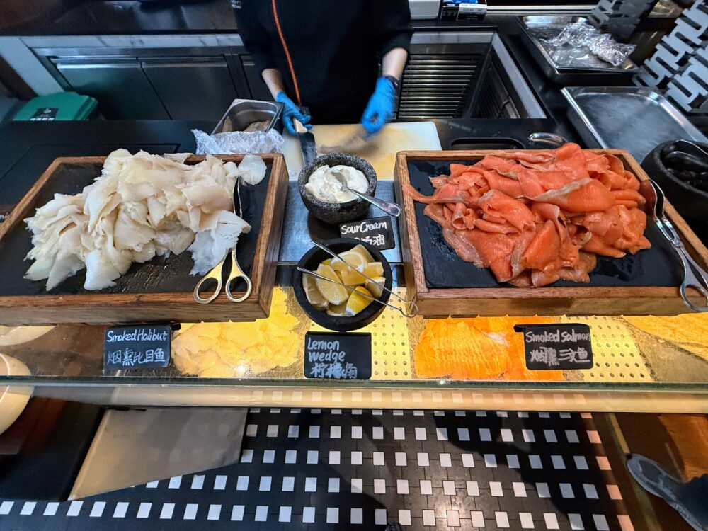 朝食ビュッフェにたっぷり用意されたスモークサーモンとスモークハリバット(白身魚)。