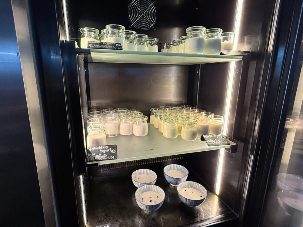 ガラス瓶に入ったストロベリーヨーグルトなどがずらりと並ぶ専用の冷蔵ケース。