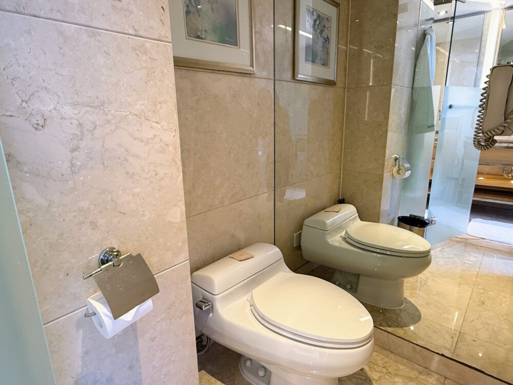 ウェスティン外灘センター上海 スイートルームの鏡張りで広々としたトイレ空間。