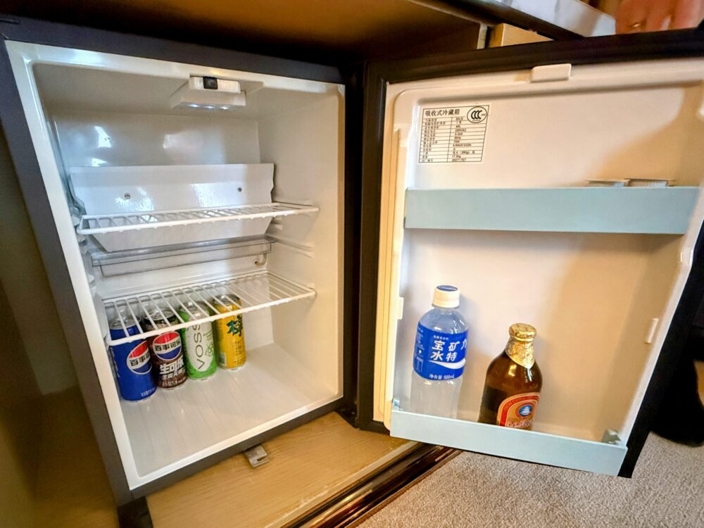 ウェスティン外灘センター上海 客室の冷蔵庫(ミニバー)の中身。