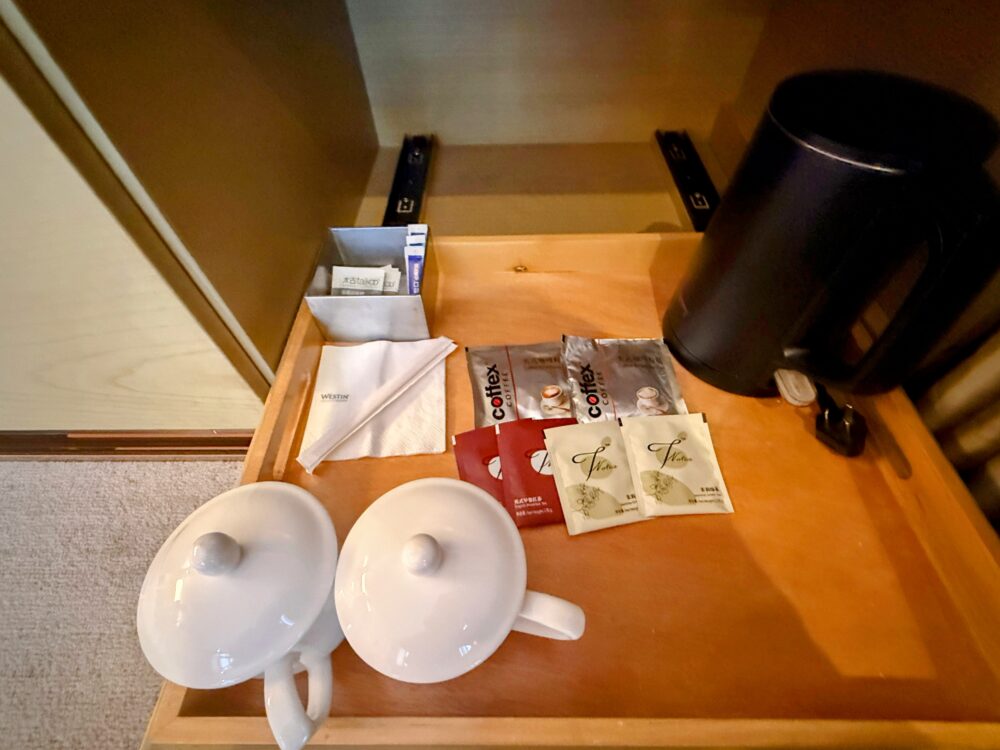 ウェスティン外灘センター上海 客室の電気ケトルと無料のコーヒー・紅茶類。