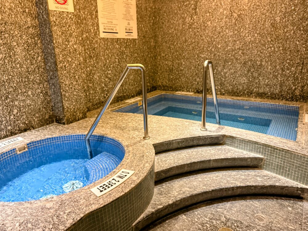 ウェスティン外灘センター上海の男女別更衣室内に完備された、広々としたジャグジーエリア。