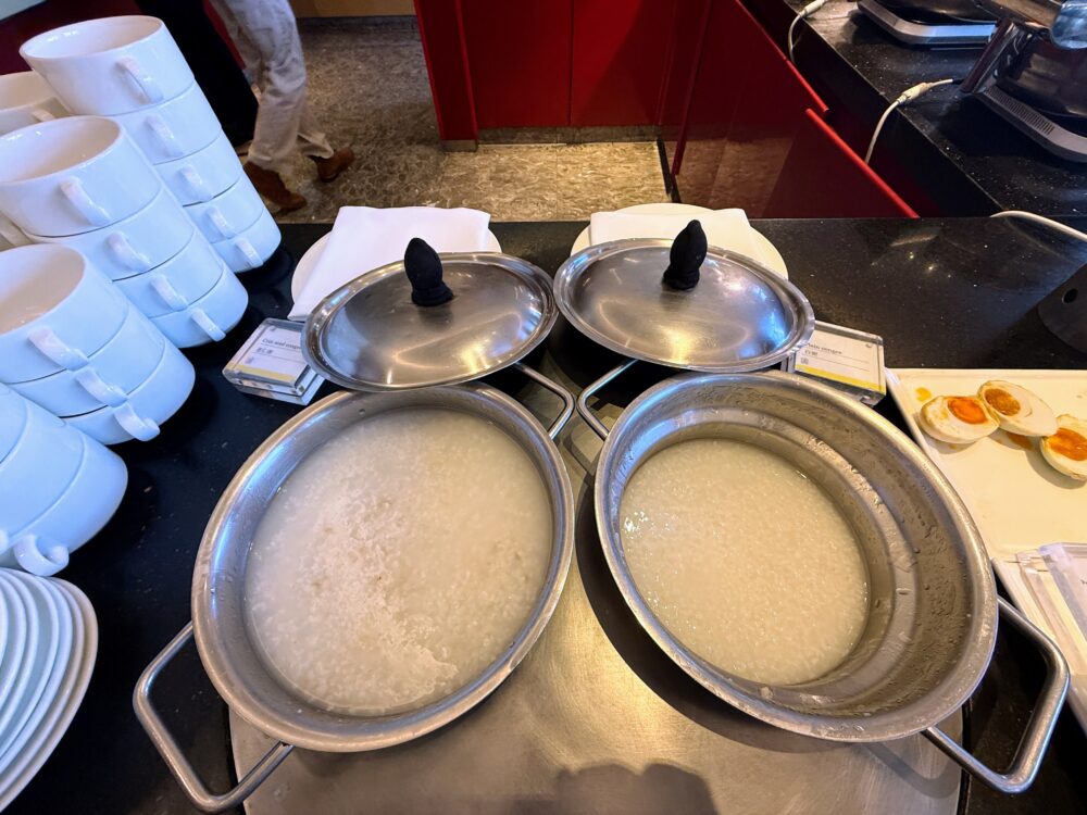 お洒落なお鍋に入ったお粥。
