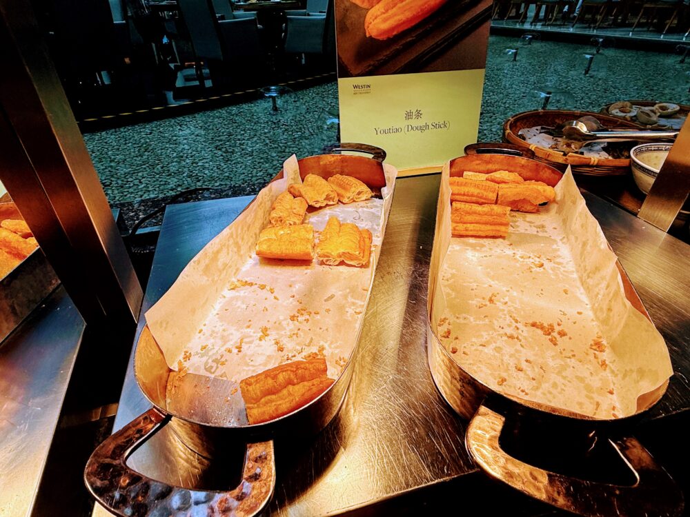 上海名物「油条(揚げパン)」。