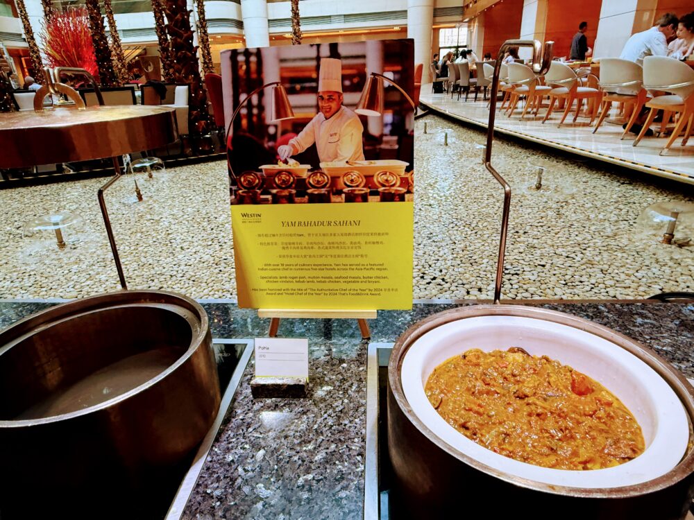 ウェスティン上海の朝食ビュッフェにある本格インドカレーコーナーとシェフの紹介看板。