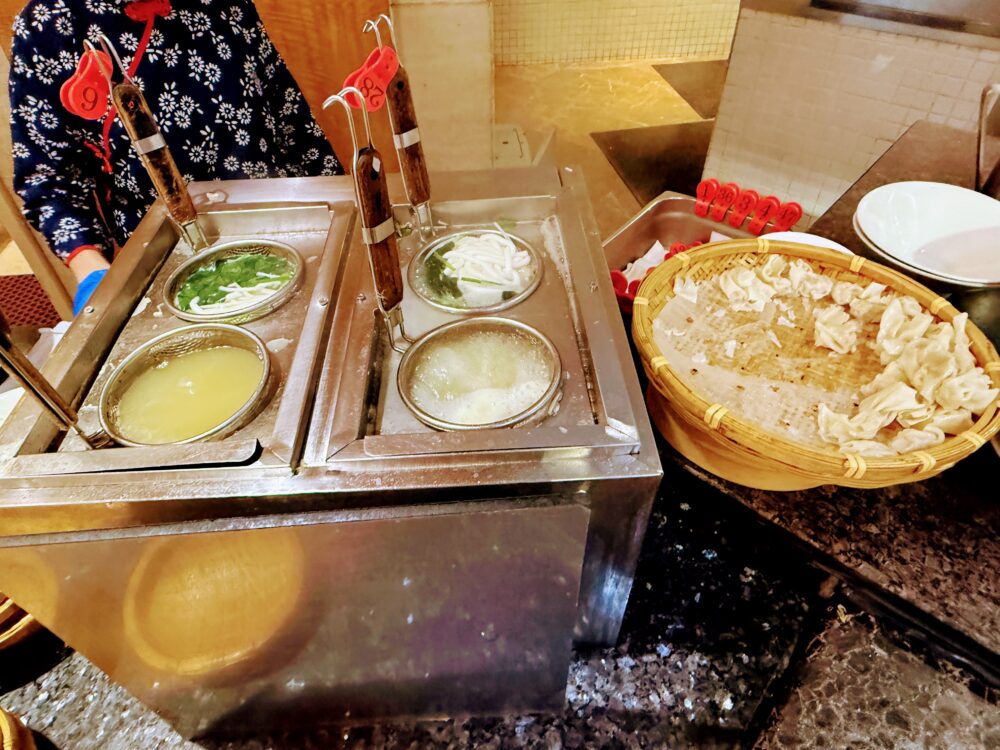 ウェスティン上海 朝食ビュッフェのライブキッチンで麺を茹でるヌードルステーション。