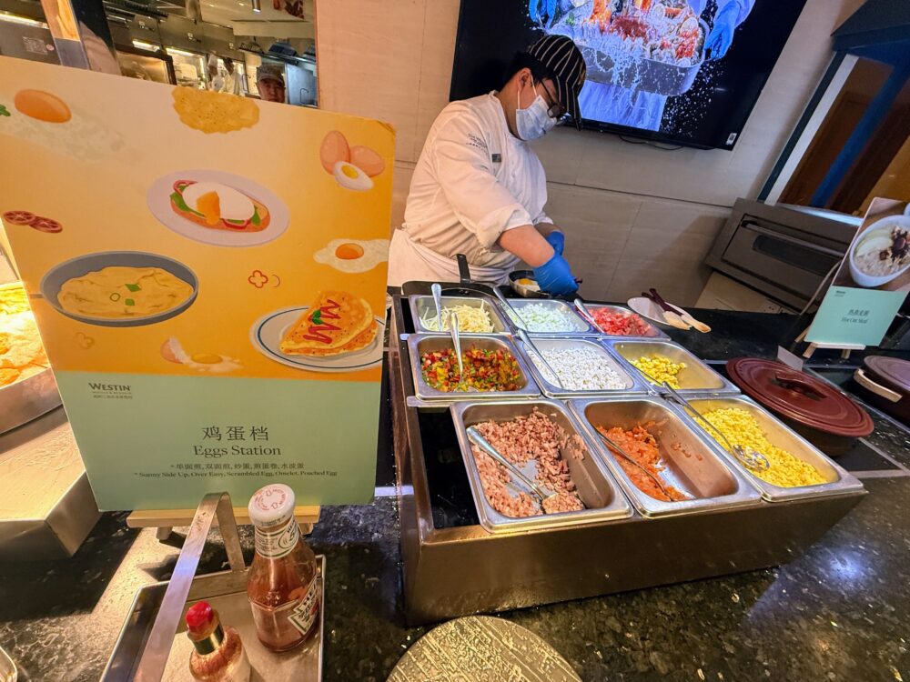 ウェスティン外灘センター上海 朝食ビュッフェのライブキッチン(オムレツの具材コーナー)