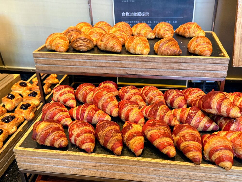 ウェスティン上海 朝食ビュッフェの豊富な焼き立てパン(クロワッサンやデニッシュ)。