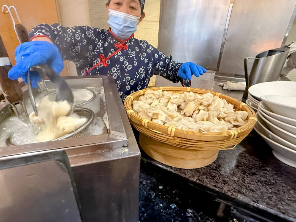 ライブキッチンでワンタンを茹でている様子。