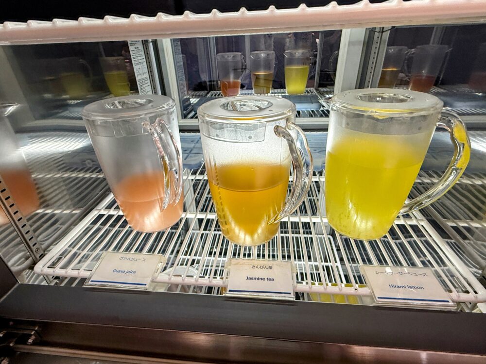 冷蔵庫に用意された沖縄ならではのグアバジュース、さんぴん茶、シークヮーサージュース。
