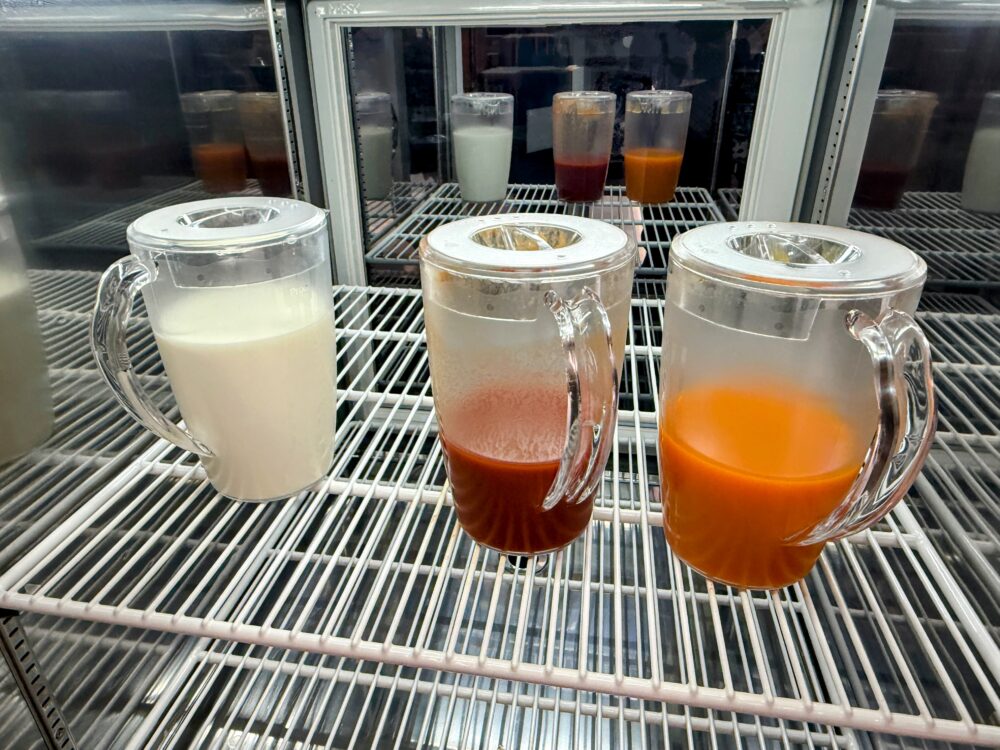 ミルク、トマトジュース、野菜ジュースなど定番のコールドドリンク類。