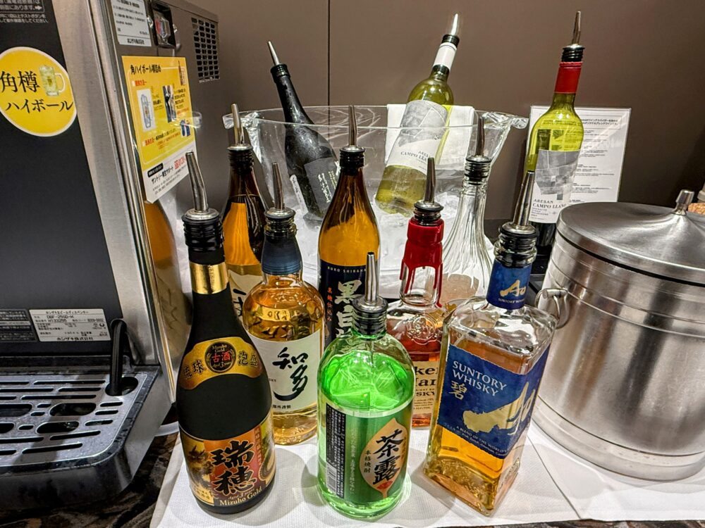 ウイスキー「碧（Ao）」や沖縄の古酒（くーす）など充実したアルコールのラインナップ。