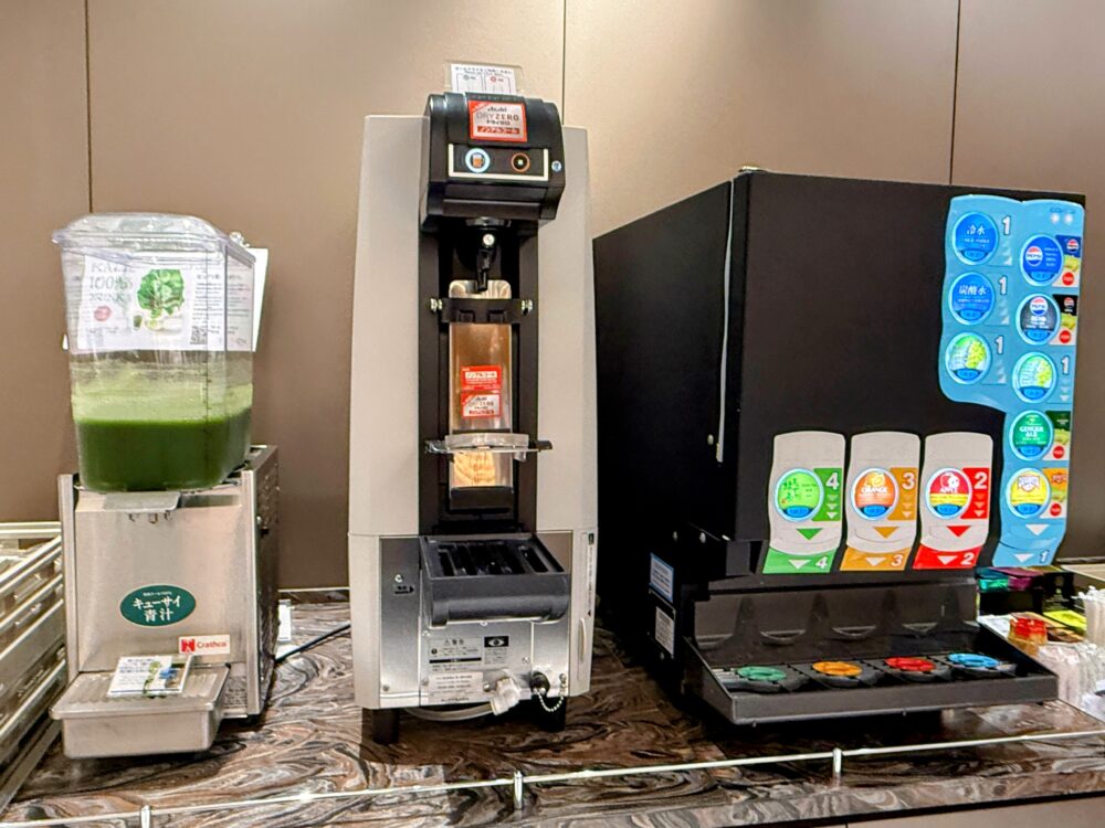 キューサイの青汁やノンアルコールビール、各種ソフトドリンクのサーバー。
