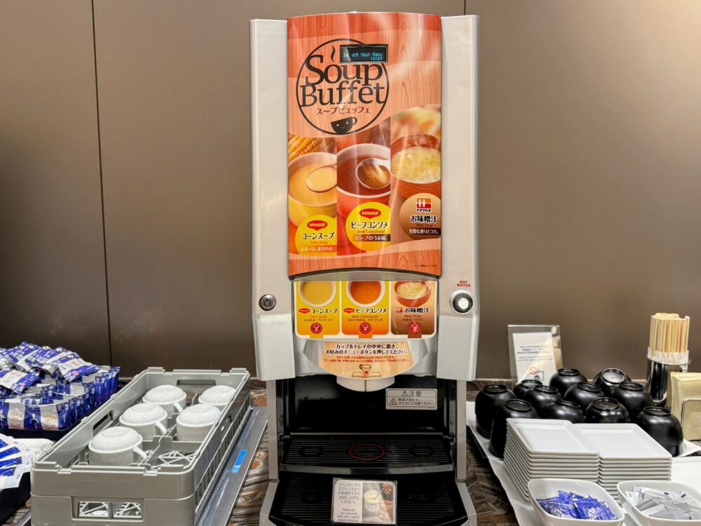 コーンスープ、ビーフコンソメ、お味噌汁が飲めるスープビュッフェのディスペンサー。