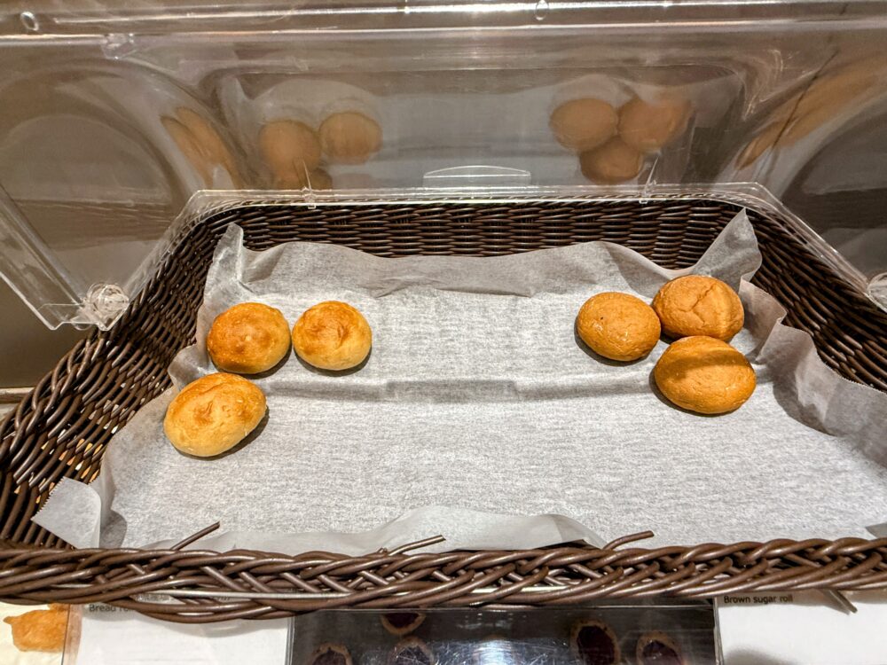 軽食コーナーにある黒糖ロールなどのパン類。