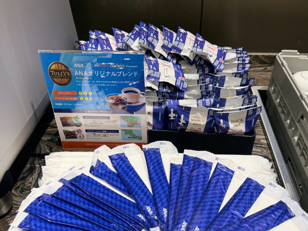ANAオリジナルブレンドのタリーズコーヒーとスナックミックス（おつまみ）。