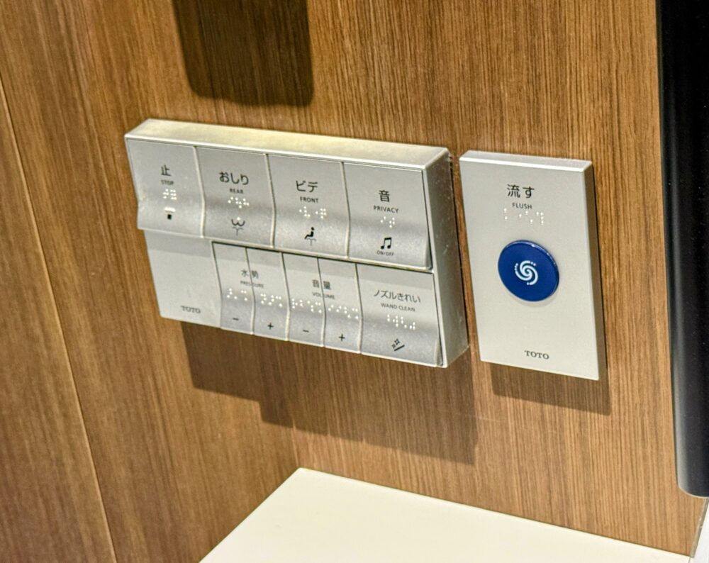 那覇空港ANAスイートラウンジ内にある、清潔感のある温水洗浄便座（ウォシュレット）完備の個室トイレ。