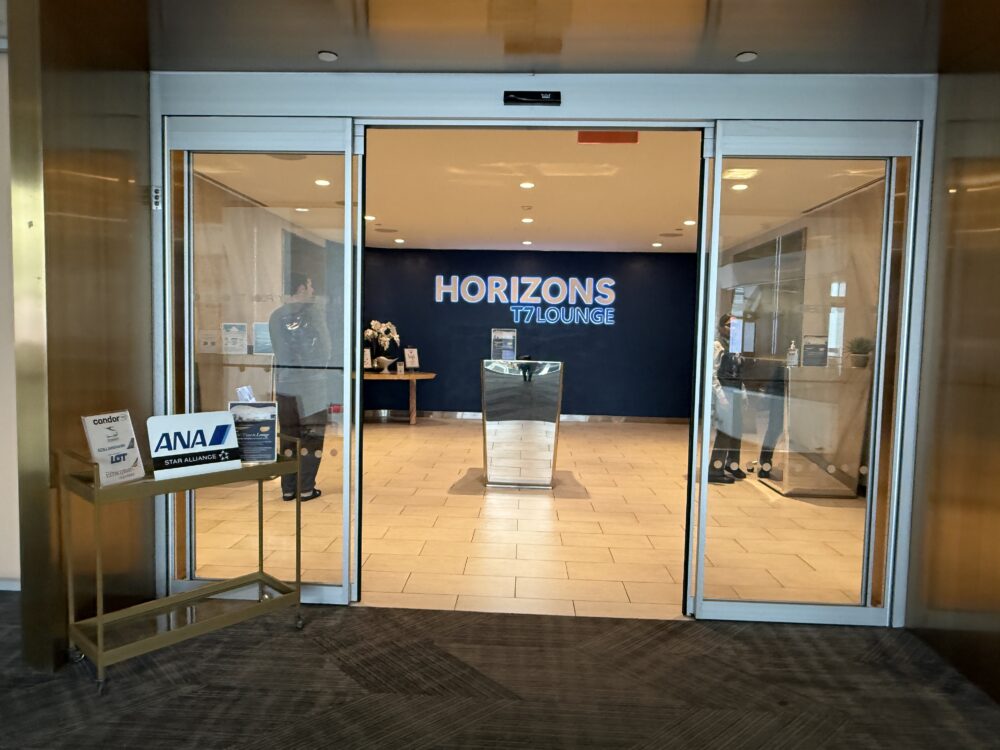 JFK空港第7ターミナル「HORIZONS T7 LOUNGE」の入り口。手前にはANAとスターアライアンスのロゴボードが置かれています。