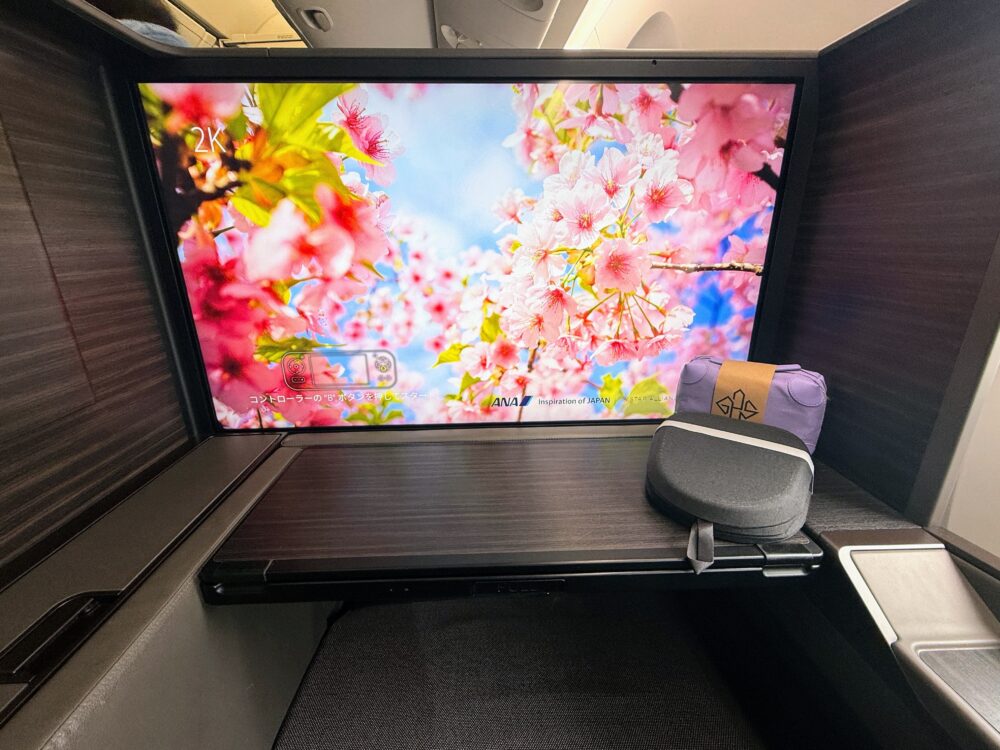 桜が映し出されたファーストクラスの巨大な4Kモニター。