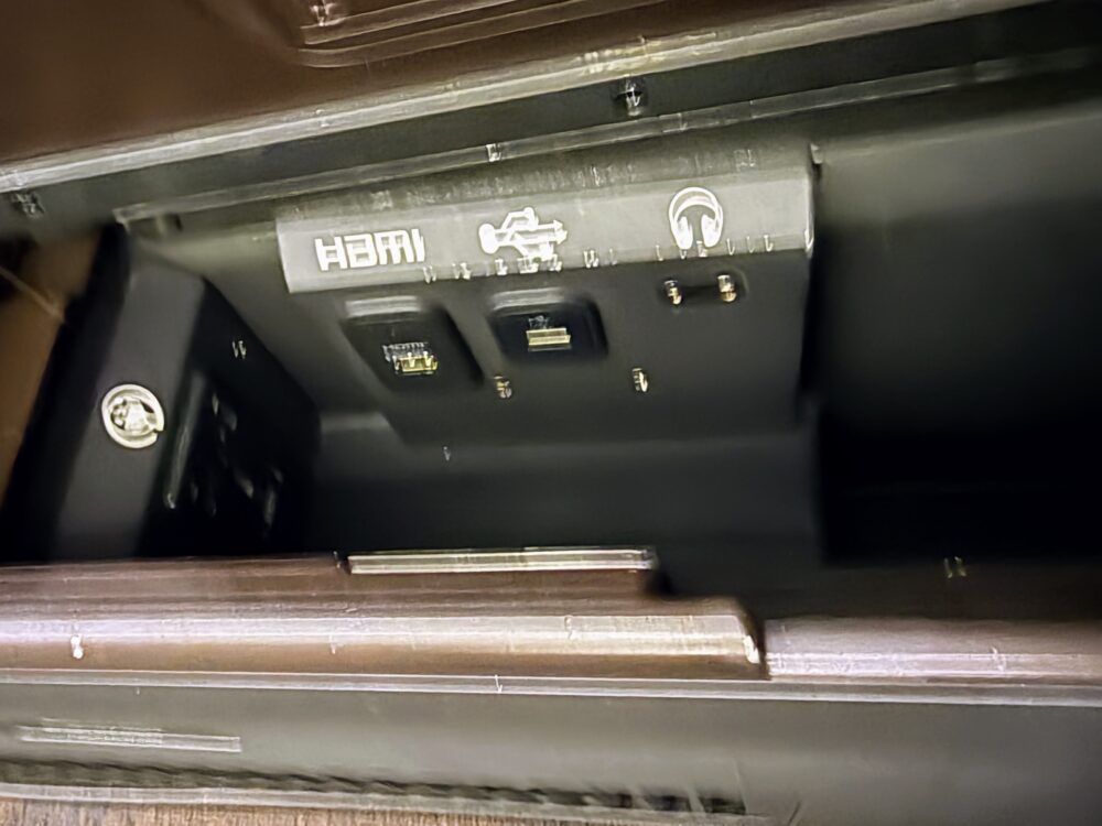 座席に完備されているHDMIやUSBなどの各種電源ポート。