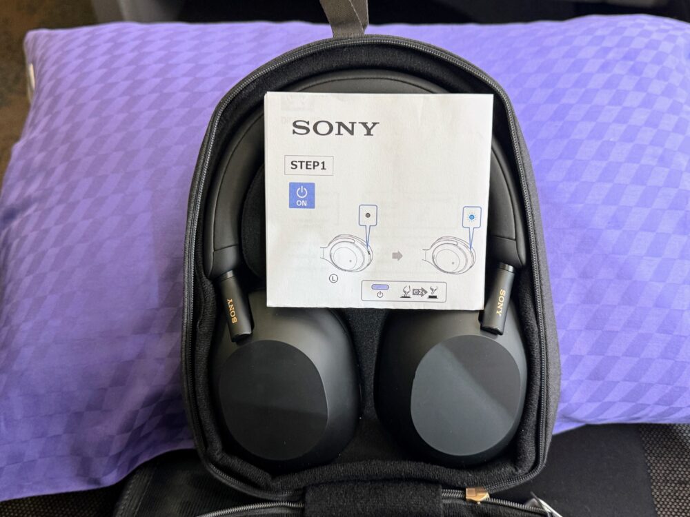 専用ケースに入ったSONY製のノイズキャンセリングヘッドホン。