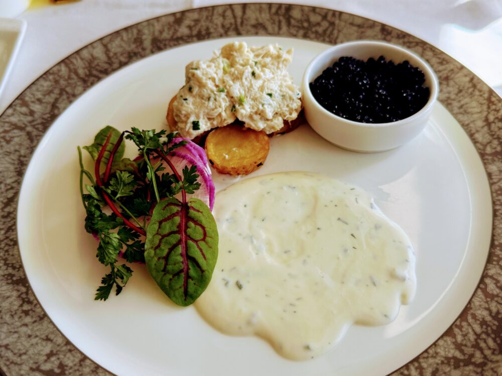 洋食の前菜。たっぷりのキャビアが添えられたクラブミートサラダとローストポテト。