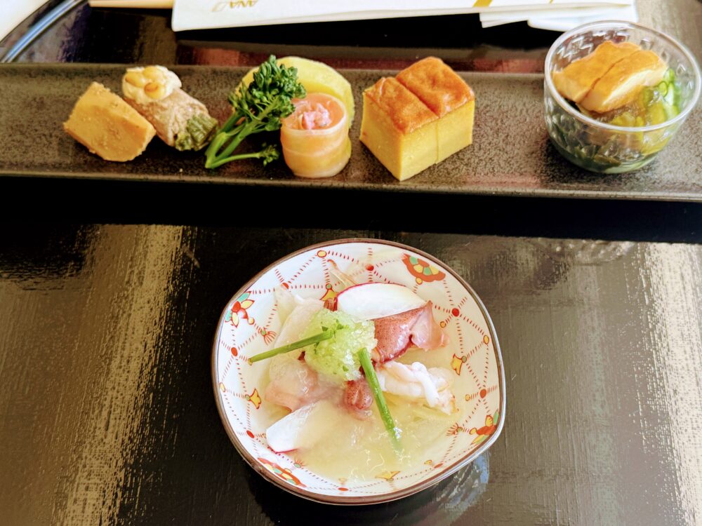 和食の主菜「銀鱈生姜煮」や小鉢など、繊細な盛り付けの機内食。