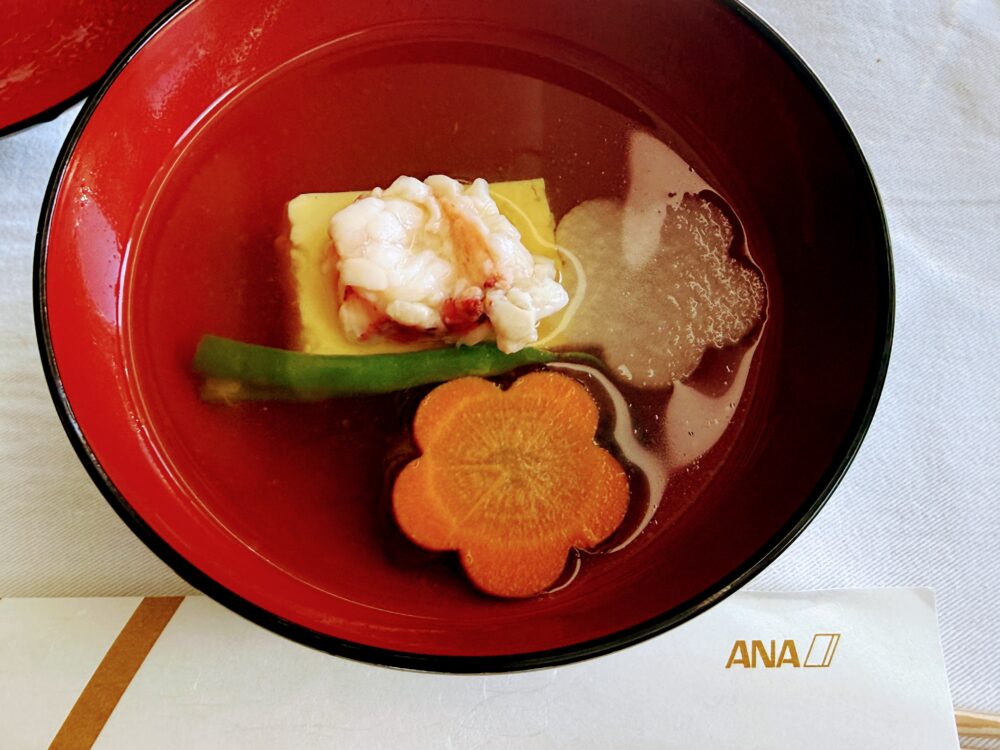 CAさんおすすめの和食のお椀。ロブスター葛打ちと玉子豆腐の上品な味わい。